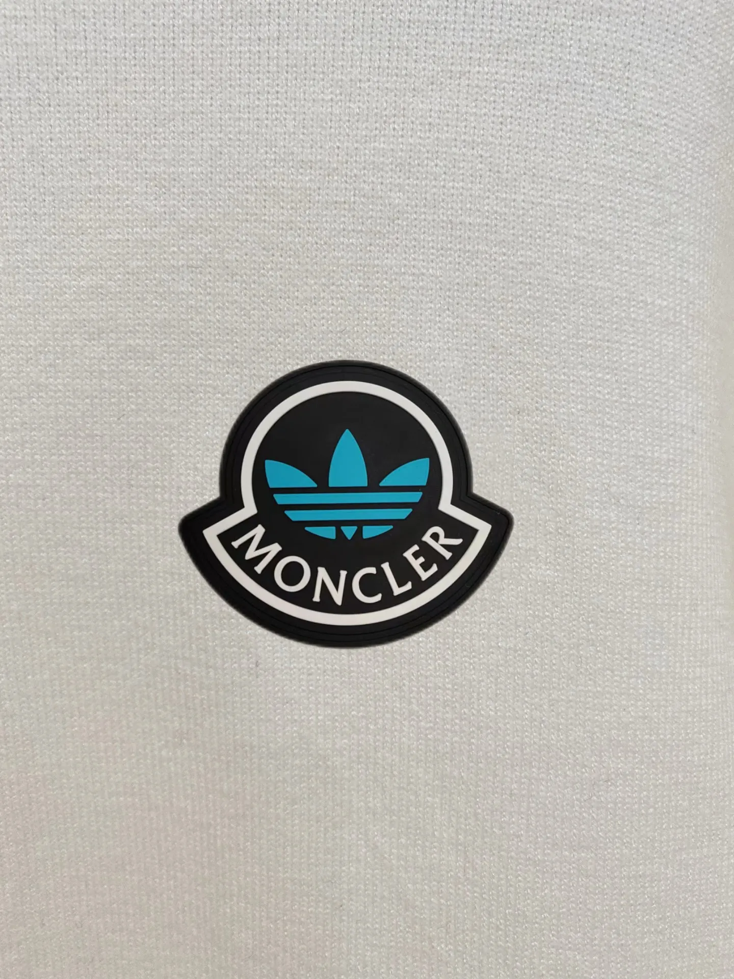 P110，〖 𝐌𝐎𝐍𝐂𝐋𝐄𝐑~ 〗 Premium Series Premium Factory Quality 、 、 ： Black White Sizes：M L XL 2XL 3XL